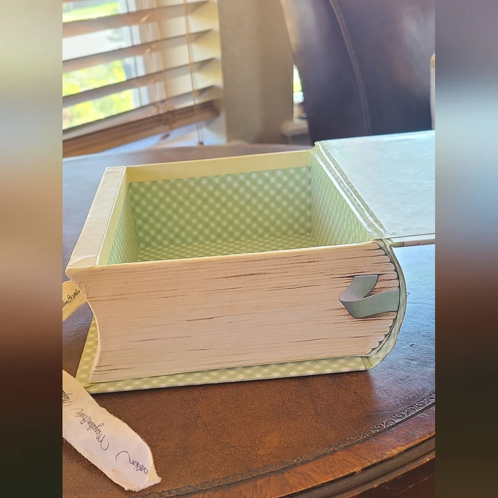 Marjolein Bastin book shaped box with ribbon ties.🐣